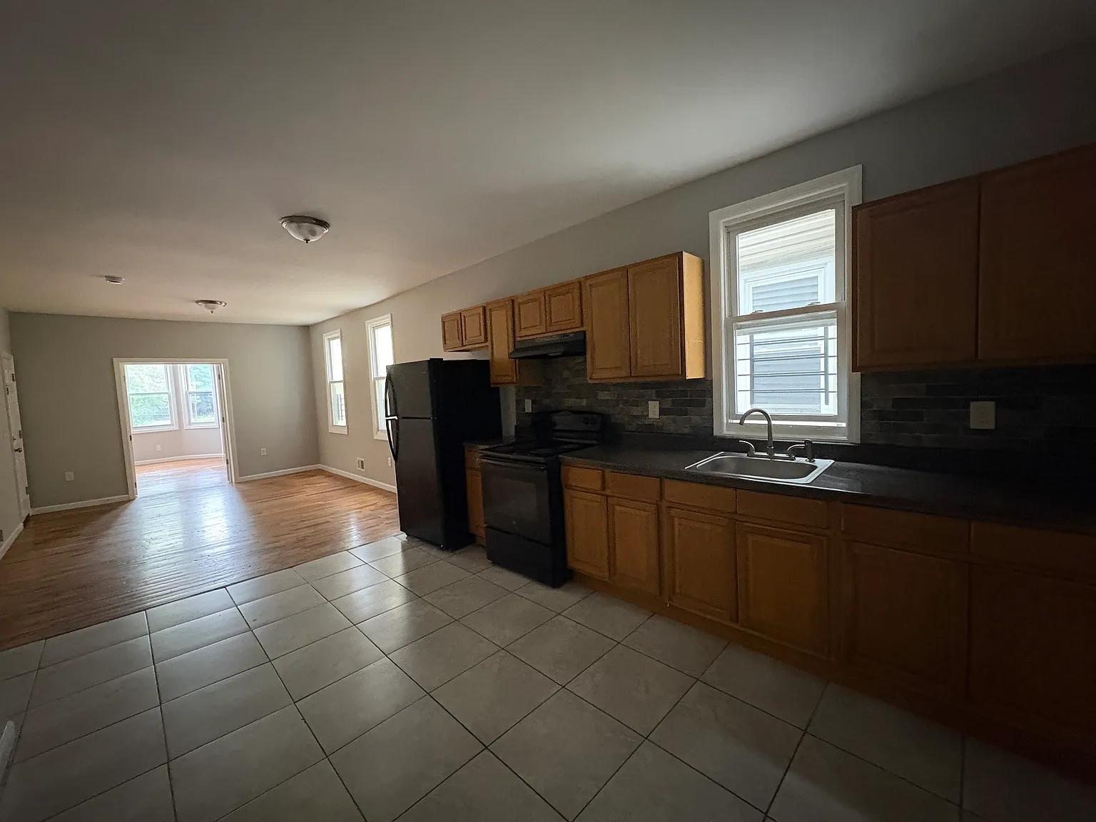 3 bed, 1275 sqft, $2,195 — Photo 2