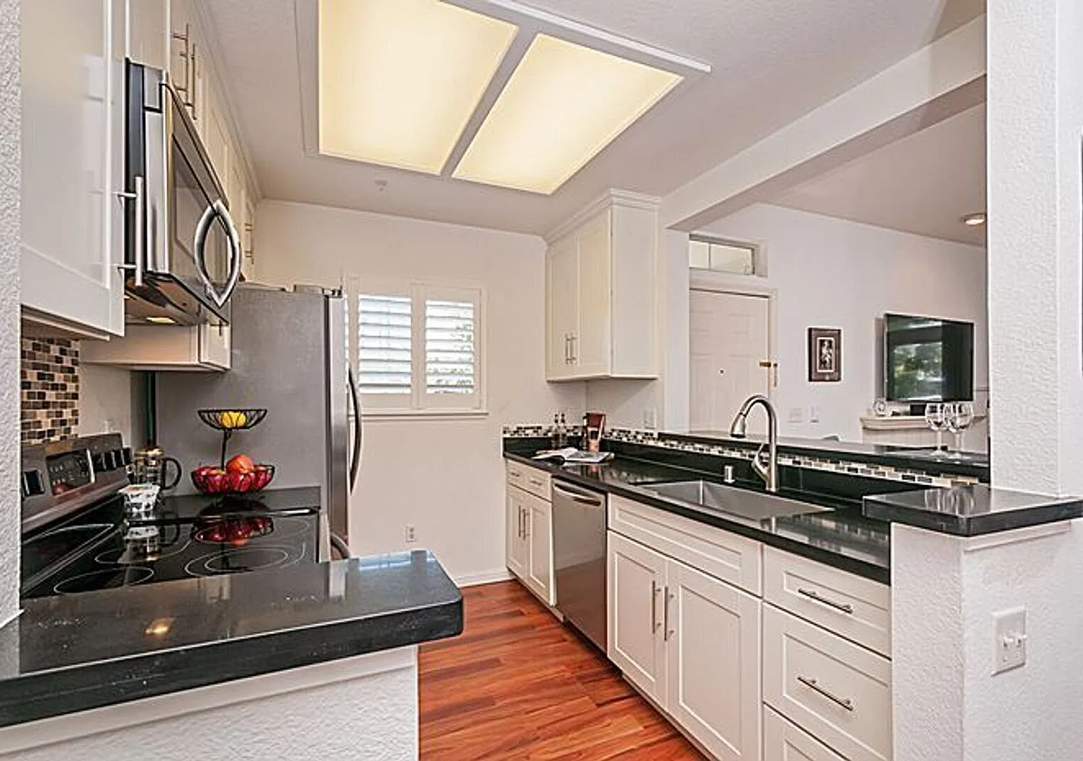 3/3 Bath Townhome End Unit in Redwood Shores — Photo 2