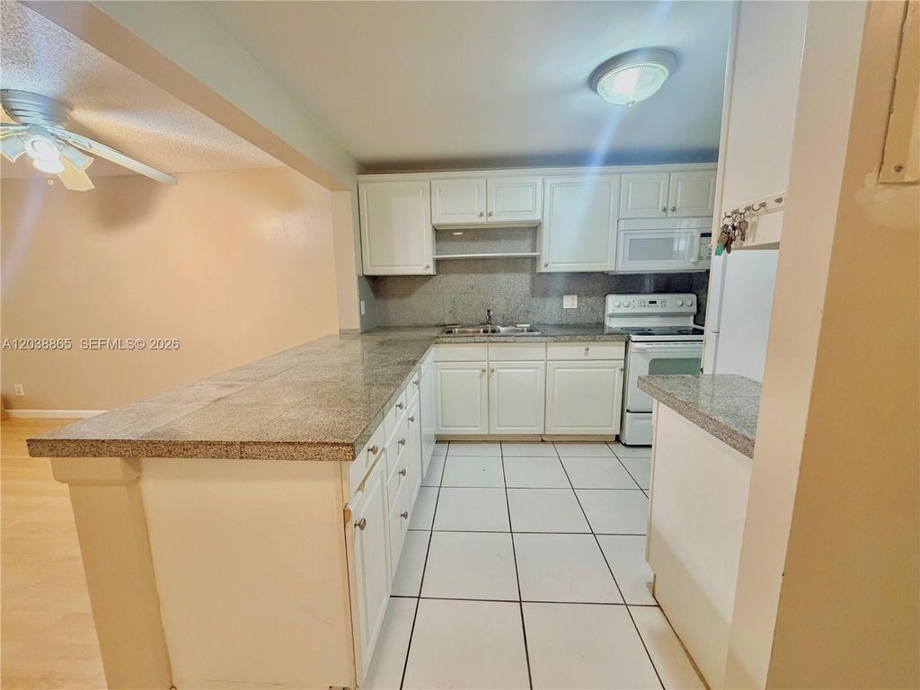 2320 S Cypress Bend Dr APT 206, photo 5