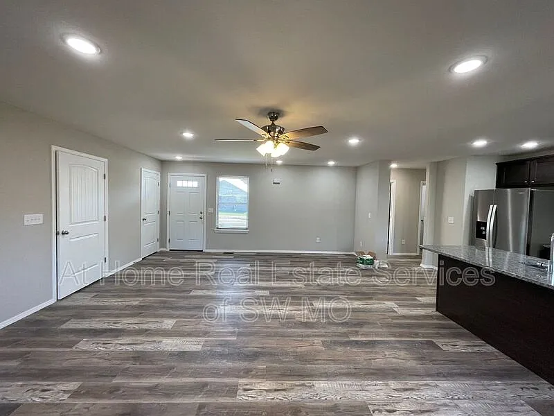 3 bed, 2.0 bath, 1366 sqft, $1,700 — Photo 4