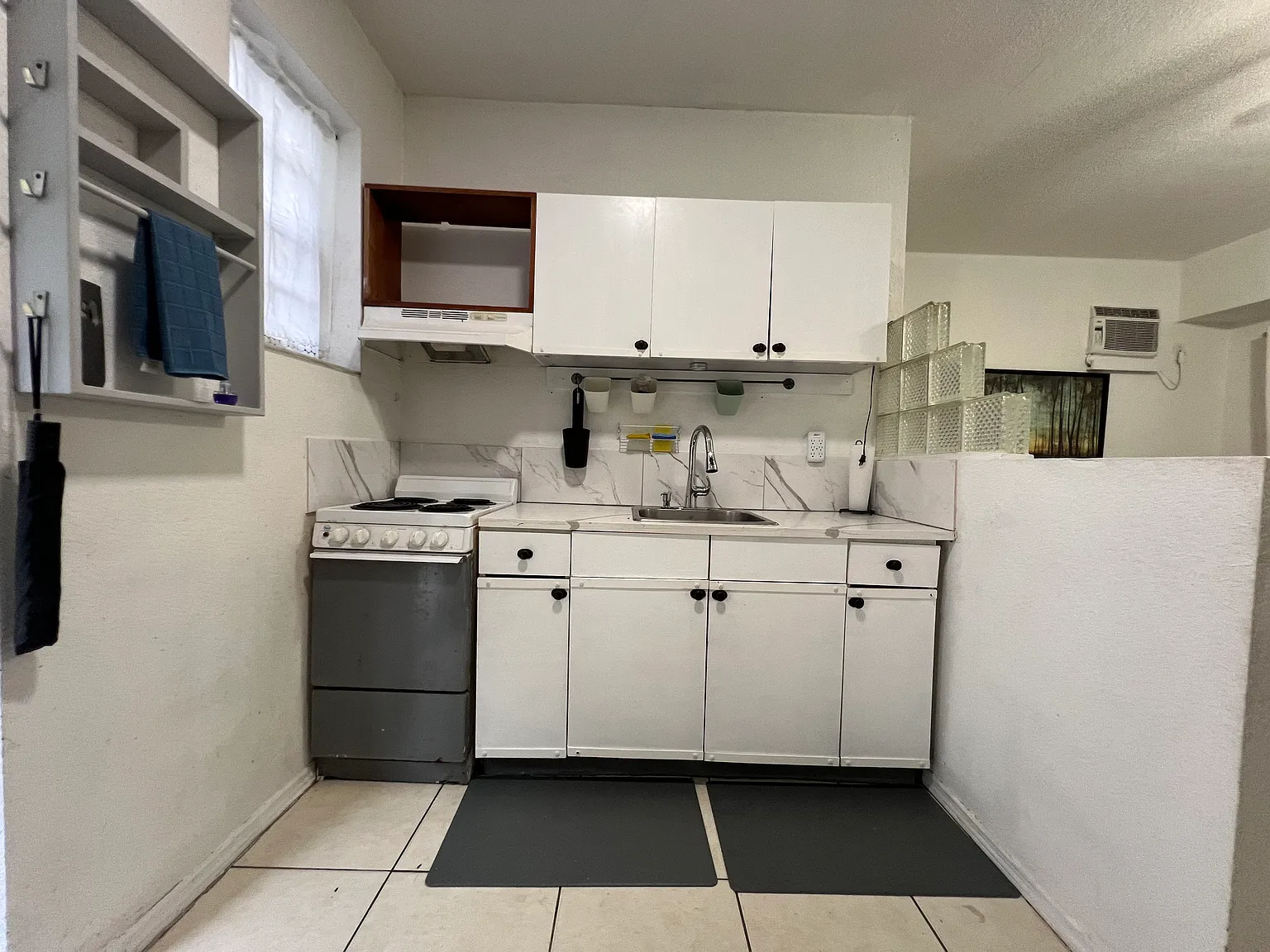 Studio, 300 sqft, $1,400 — Photo 4