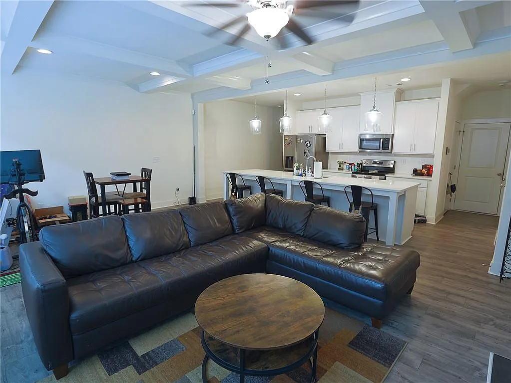 3 bed, 2.5 bath, 1957 sqft, $2,600 — Photo 4