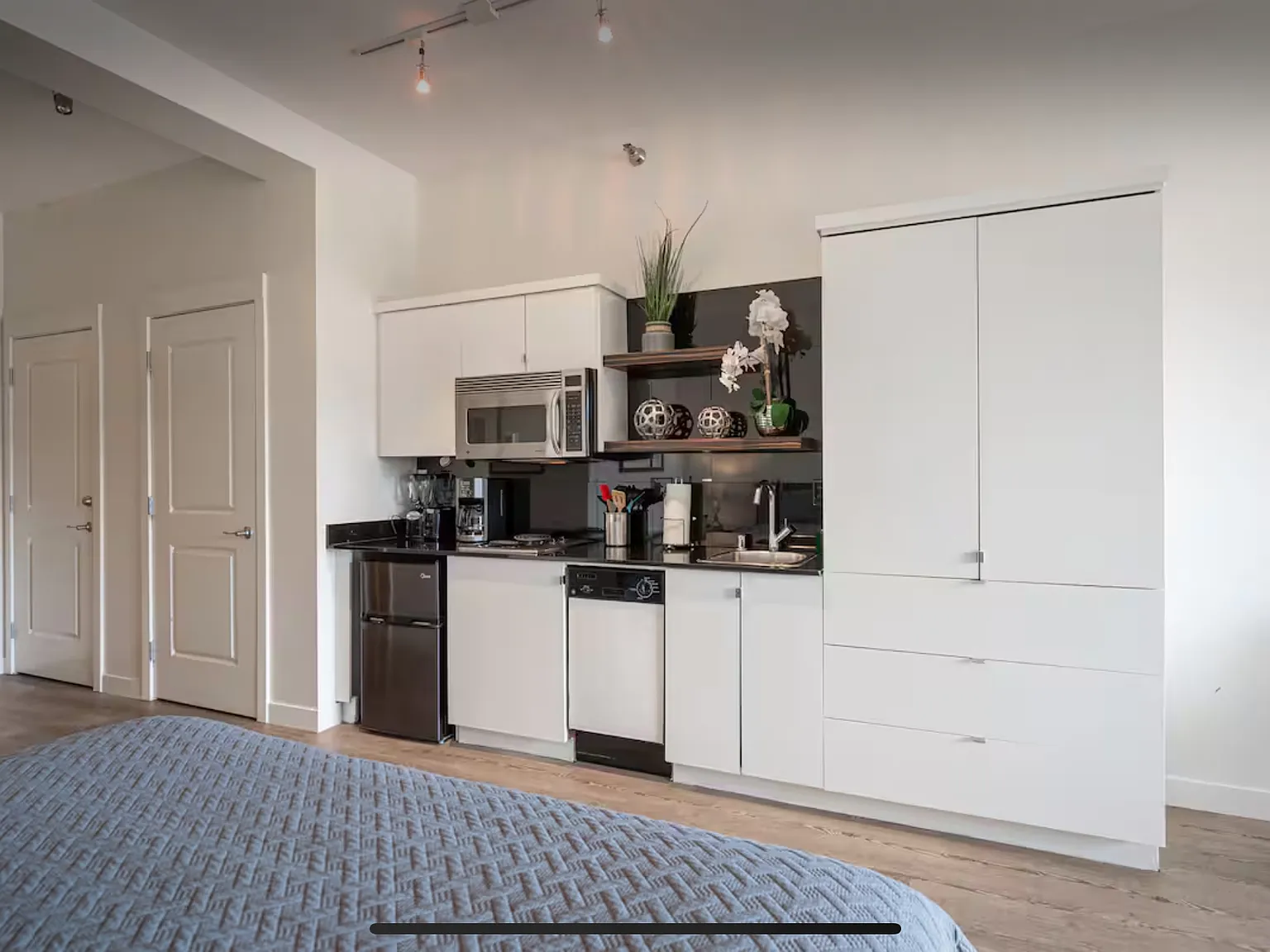 Studio, 476 sqft, $1,700 — Photo 2