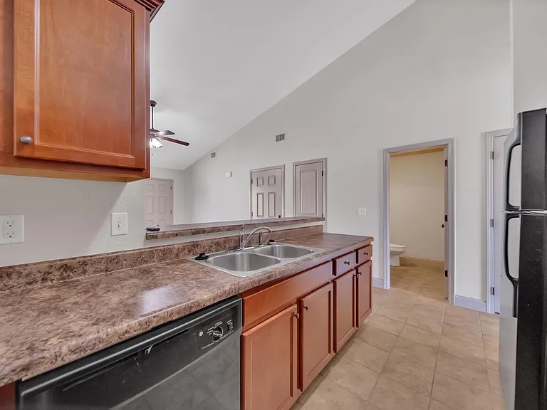 HILLRISE APARTMENTS — Photo 43