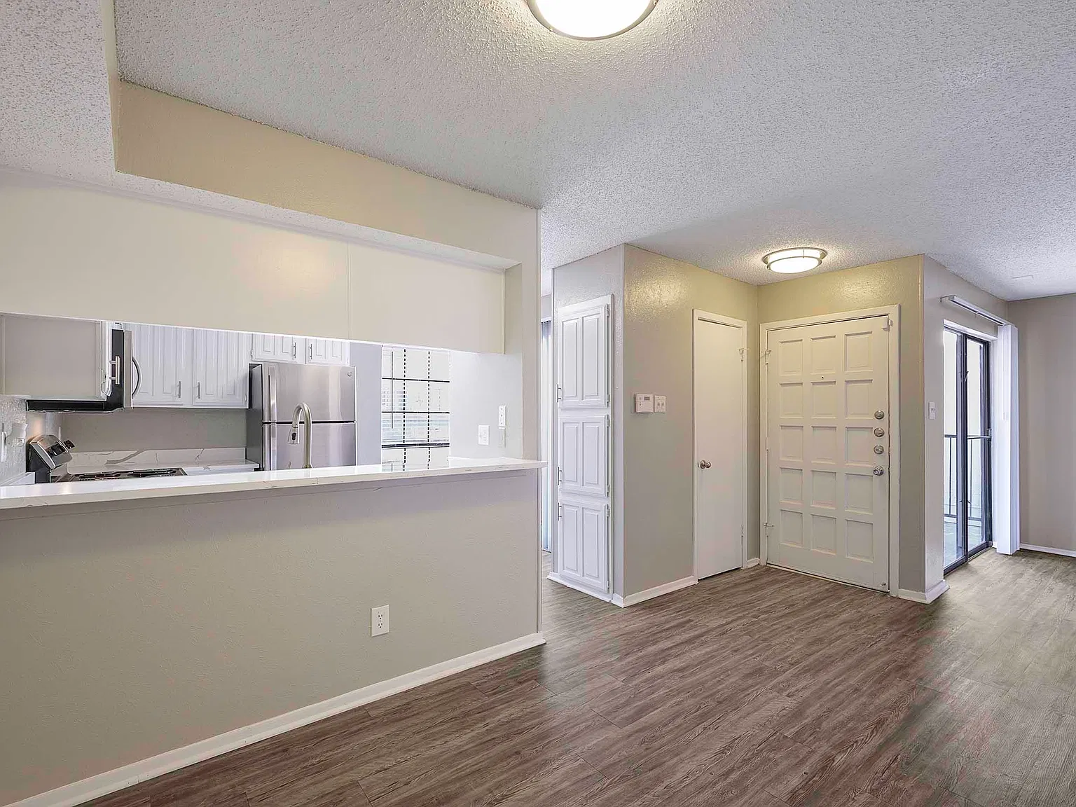 2 bed, 1027 sqft, $2,038 — Photo 3