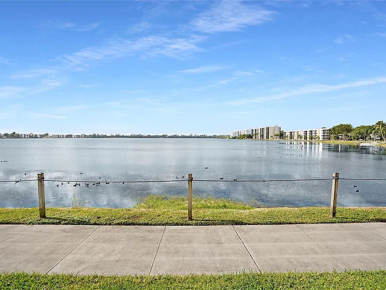 109 Lake Emerald Dr #110 — Photo 30