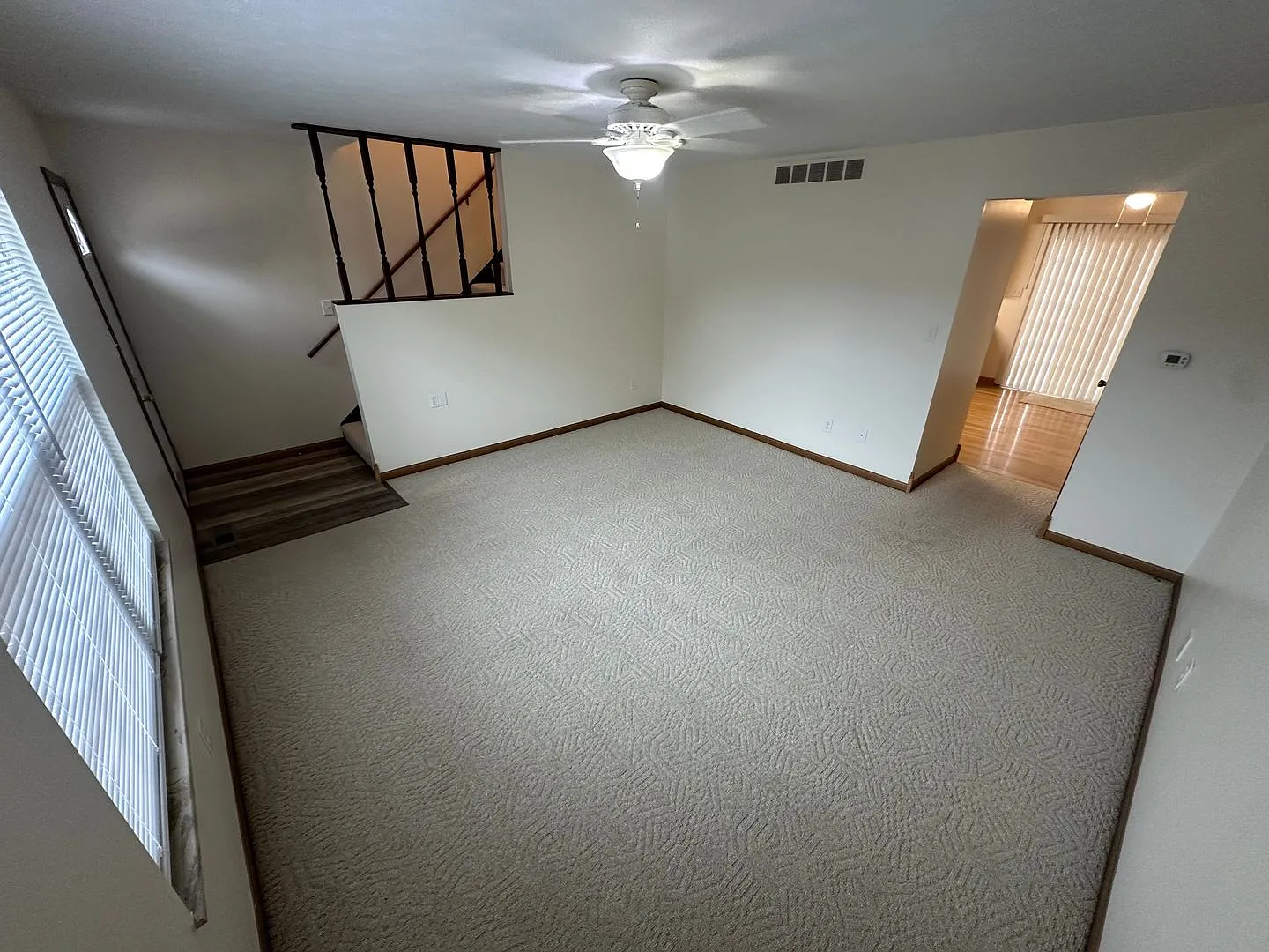 Coming Soon!! Spacious Townhome In Willow Terrace — Photo 2