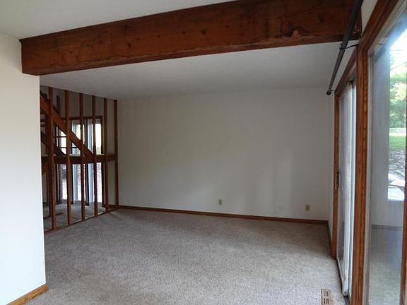 5th image of 269 Queens Dr N