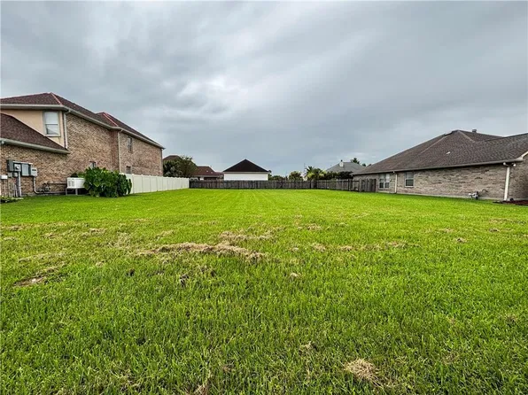 1842 Squirewood Dr E, Harvey, LA 70058