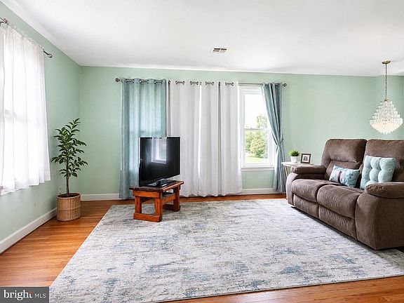 3rd image of 45706 Belvoir Rd