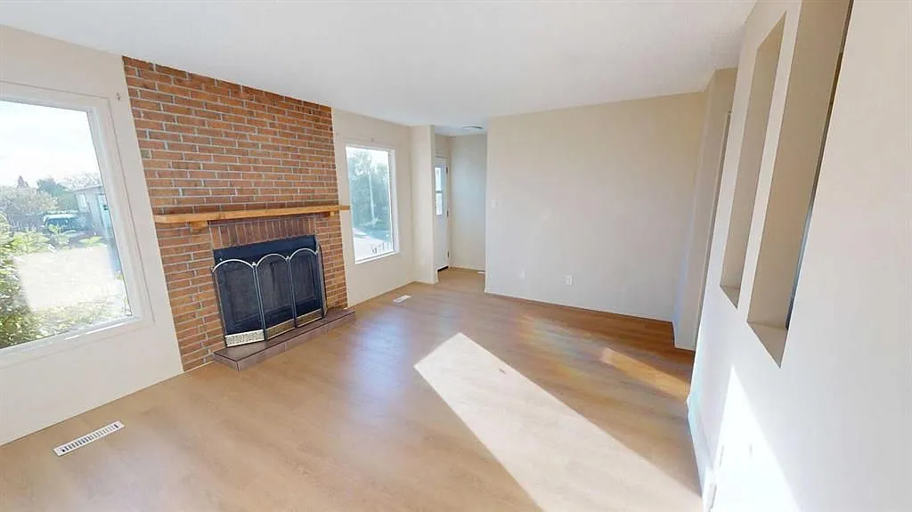 4 bed, 2.0 bath, 994 sqft, $1,900 — Photo 2