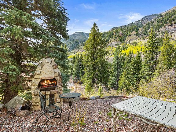 2nd image of 1207 Evergreen Ln
