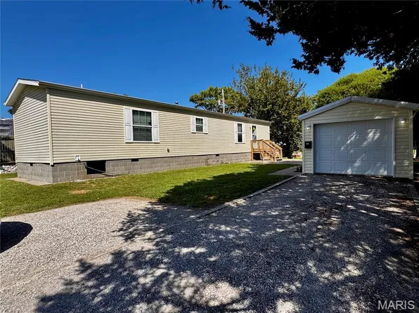 909 Veterans St, Red Bud, IL 62278