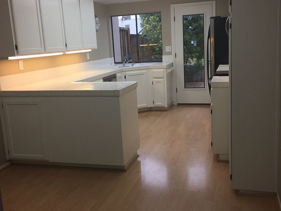 Bright kitchen/nook