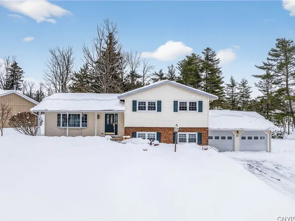 27 Chateau Dr, Whitesboro, NY 13492