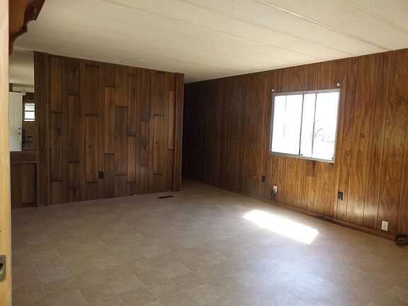 14' by 14' living area with new flooring