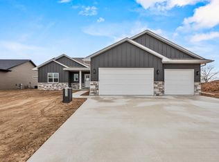 2996 Creekwood Dr, Green Bay, WI 54311