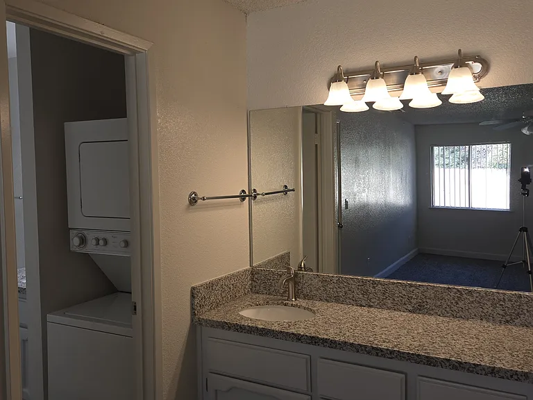 Maple Leaf Apartments — Photo 14