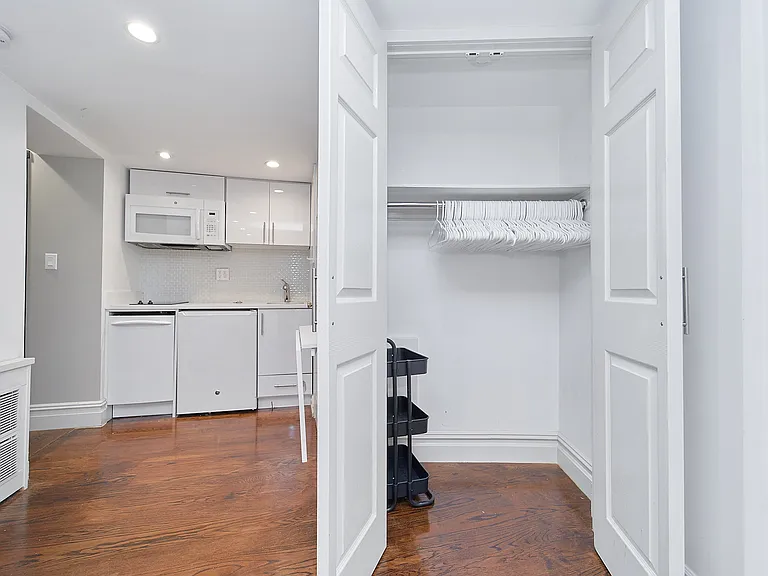 226 W 13th St #2R — Photo 4