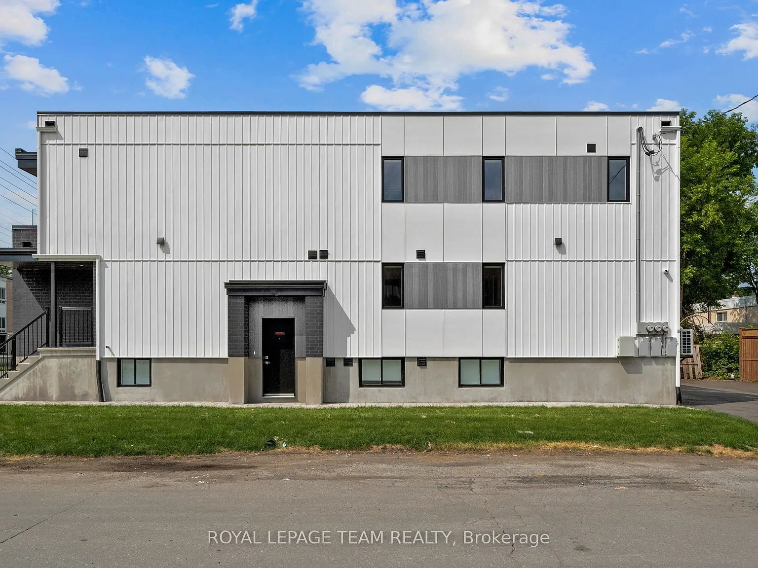 3 bed, $2,525 — Photo 2