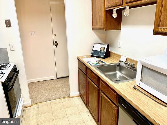 3rd image of 3945 Lyndhurst Dr APT 303
