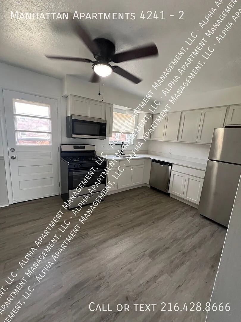 Spacious 3 bedrooms right in Brunswick — Photo 2