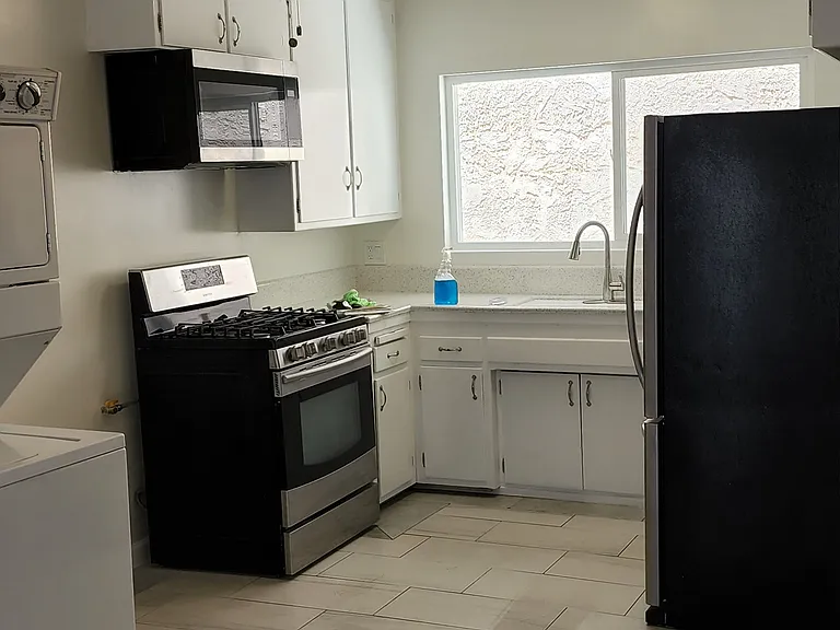 344 Penn St #B — Photo 8