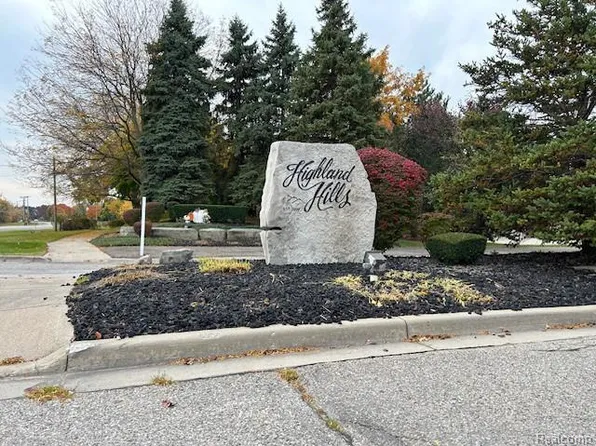49777 Hidden Valley Dr, Macomb, MI 48044