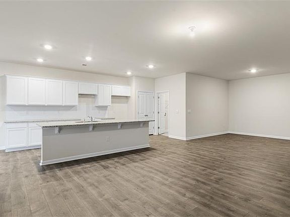 3rd image of 327 Willowbrooke Way