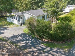 720 Edgebrook Dr, Moosic, PA 18507
