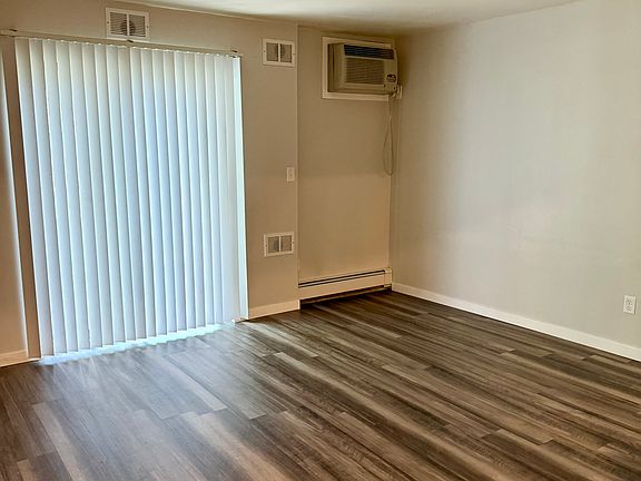 4th image of 806 E College St #17S