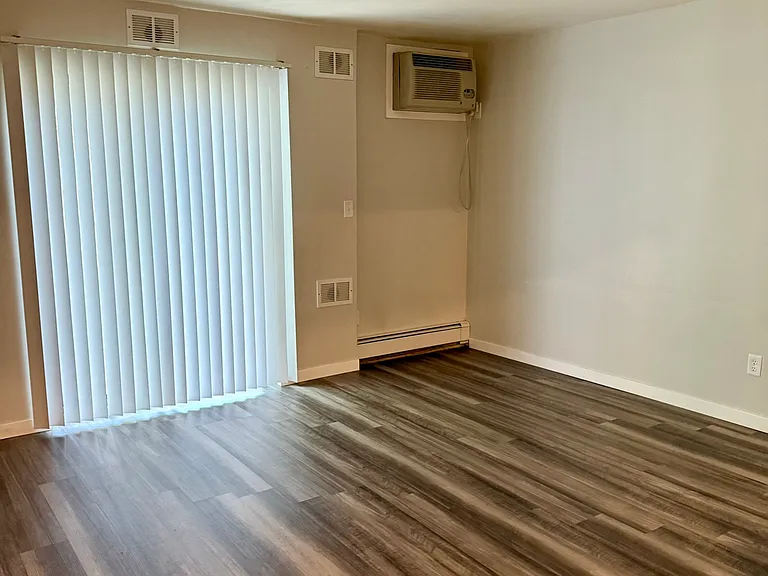 806 E College St #17S — Photo 4