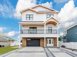 862 S Long Beach Ave, Freeport, NY 11520