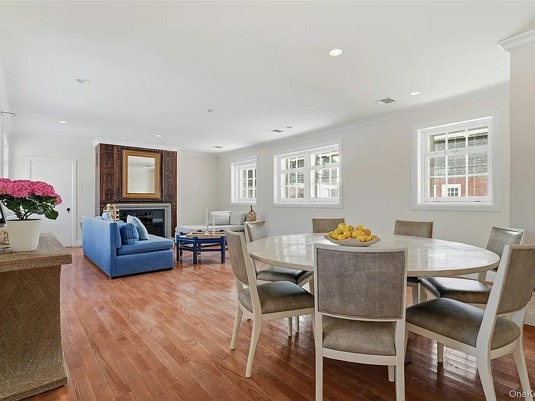 74 Peacock Ln — Photo 1