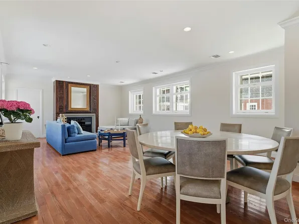 74 Peacock Ln, Locust Valley, NY 11560