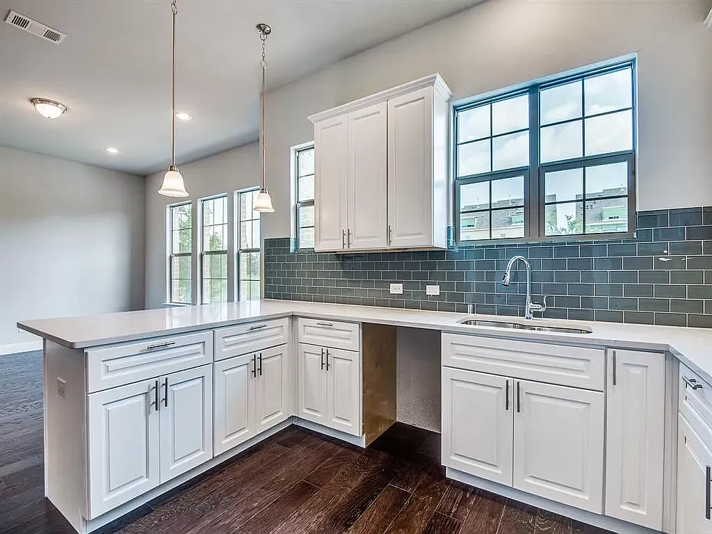 3 bed, 2485 sqft, $3,550 — Photo 4