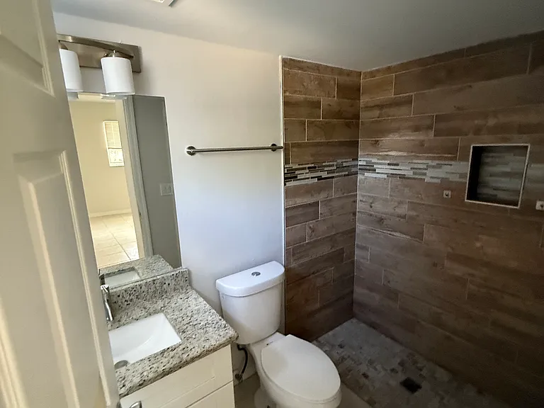 1025 SE 12th St #103 — Photo 8