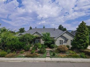 955 NW Southwater Dr, Roseburg, OR 97471
