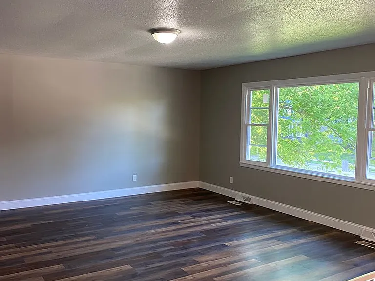 883 Roanoke Dr — Photo 33