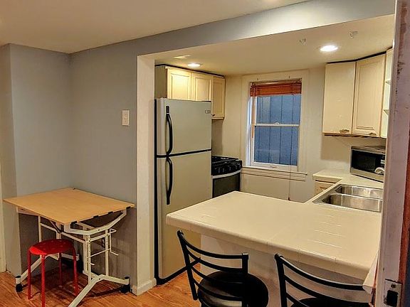 5th image of 1477 Oak St