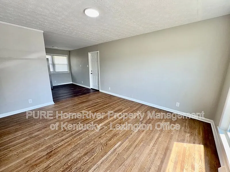3 bed, 1.5 bath, 1350 sqft, $1,595 — Photo 2