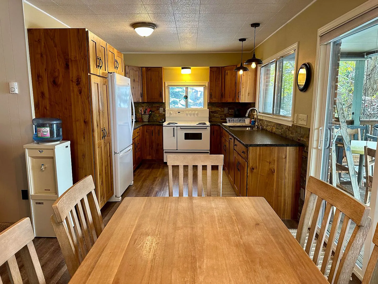 Furnished 1-Bedroom Lakehouse Short-Term Rental — Photo 4