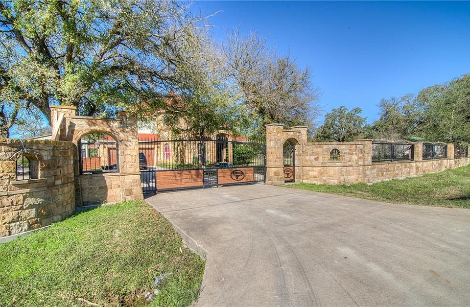 1st image of 124 Heritage Oaks Dr