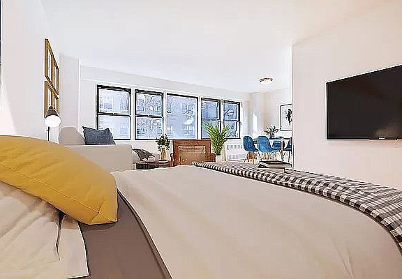 3rd image of 236 E 36th St APT 6E