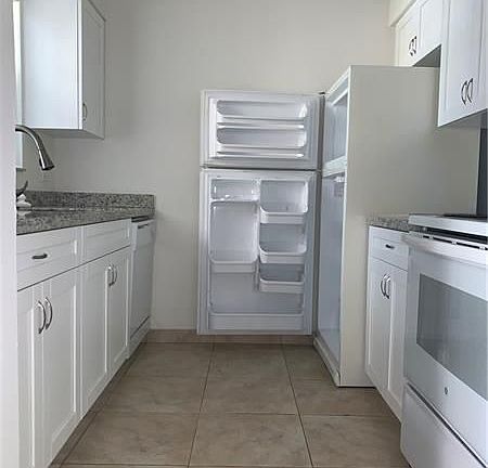 3rd image of 661 Cypress Lake Blvd