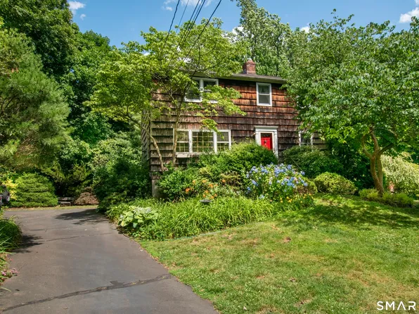 8 Oakledge Circle, Norwalk, CT 06854