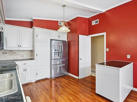 5th image of 2141 Upper Dr