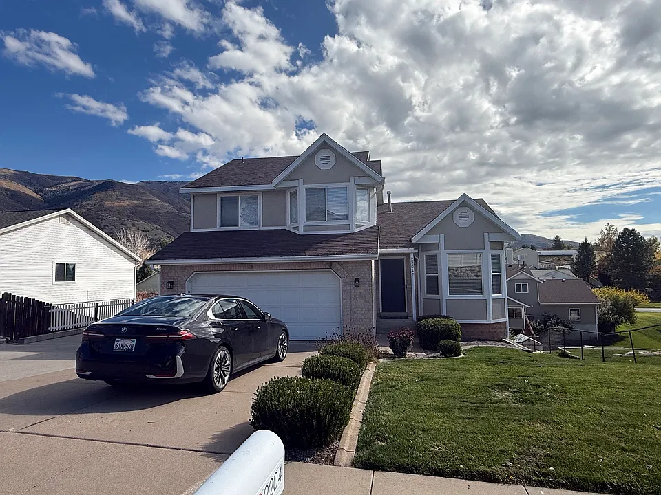 2204 E 3225 N