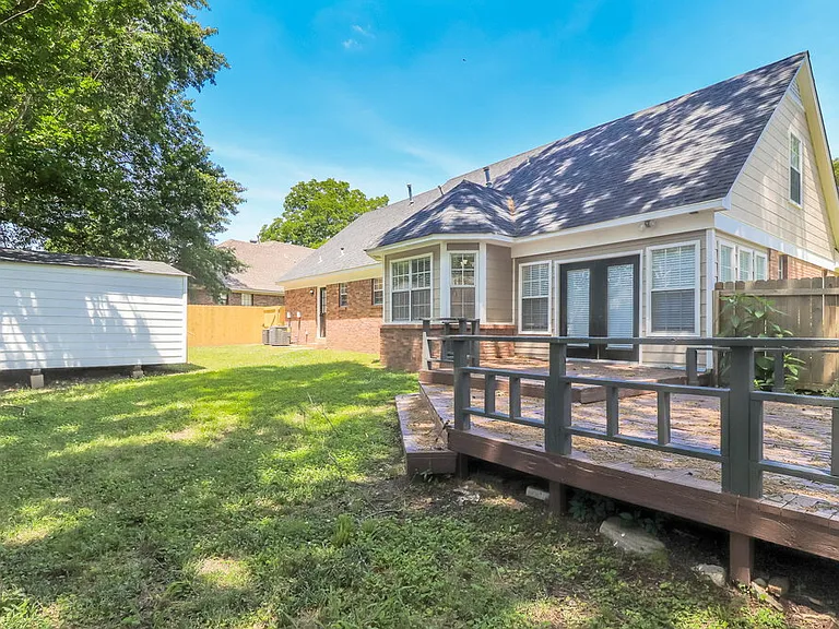 1915 Pecan Grove Dr — Photo 17