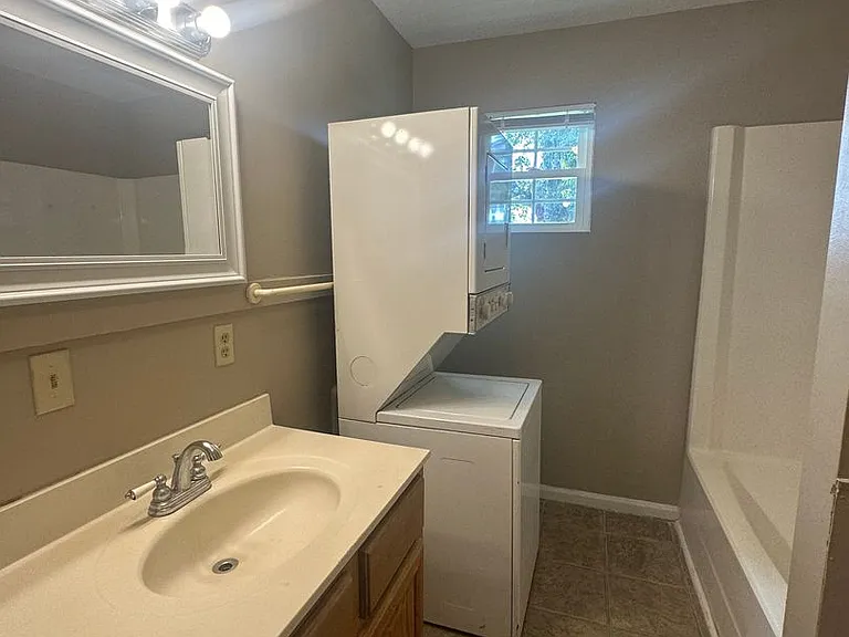 214 Lanier Dr — Photo 2